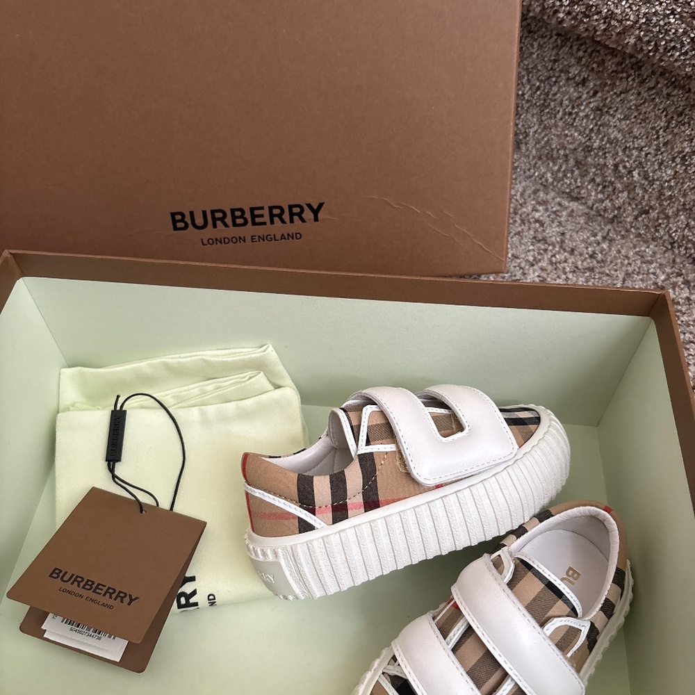 Burberry kid shoes